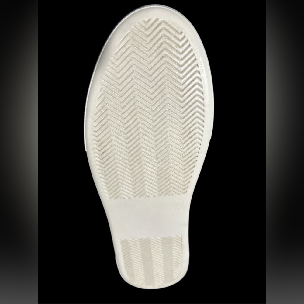 Betsy johnson SIDNY IVORY Sneakers Iridescent Pearl size 11. New Beautiful .NWOT - Picture 5 of 8